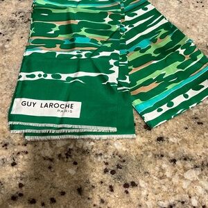 Guy Larouche scarf